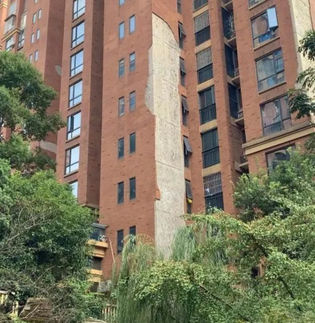 武汉一小区33楼墙体脱落砸中网约车:司机不幸身亡!乘客无大碍