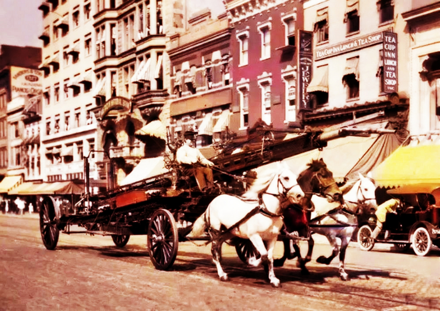 1913年,美国,华盛顿街头,一辆三匹马拉着的消防车顺着马路疾驰而过.