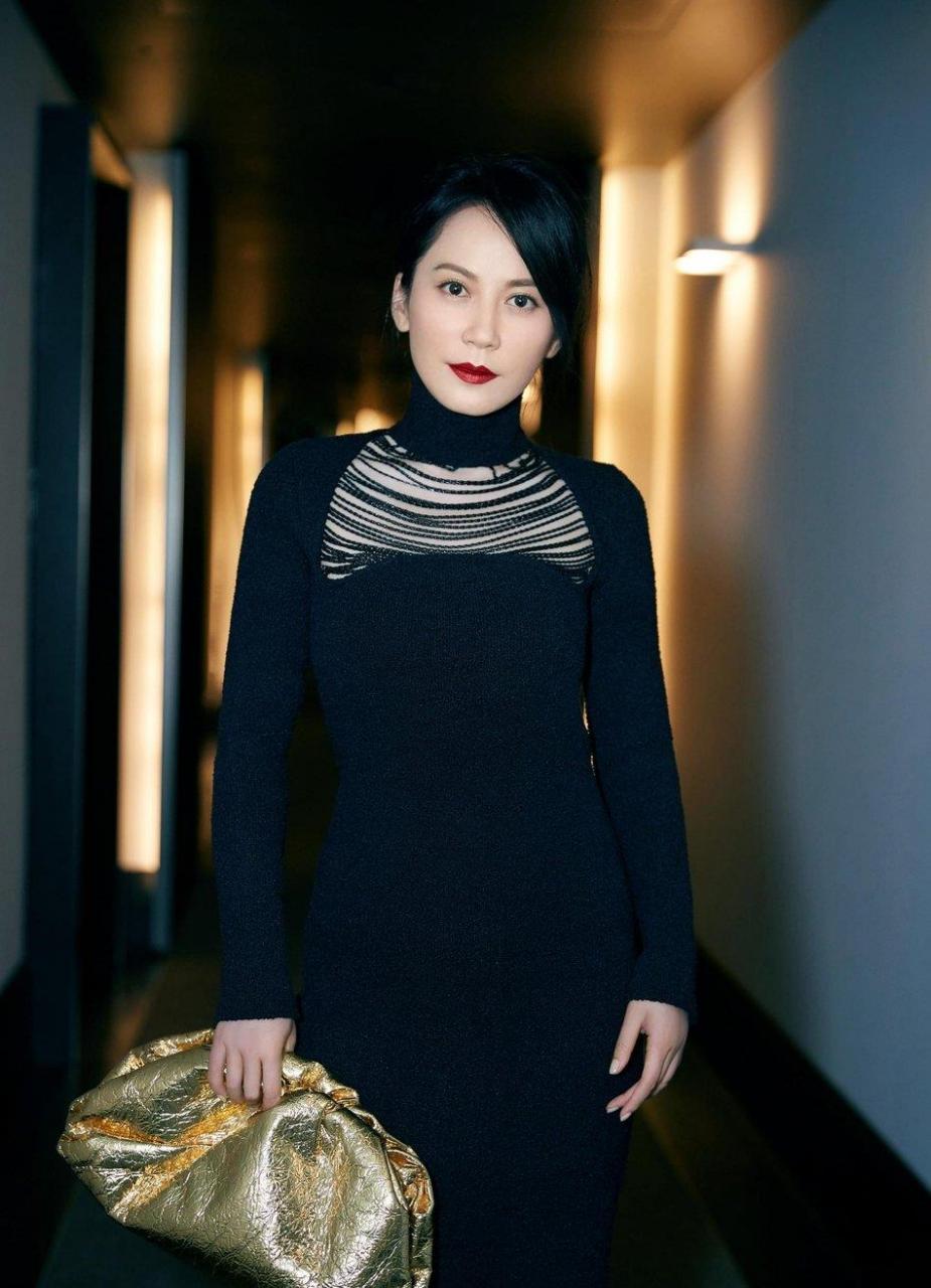 俞飞鸿身穿黑色高领长裙,胸口镂空设计,涂烈焰红唇人美气质佳.