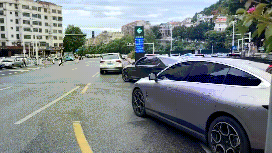 凤凰路口排队长度明显下降！交警提醒“借道左转”大胆走-有驾