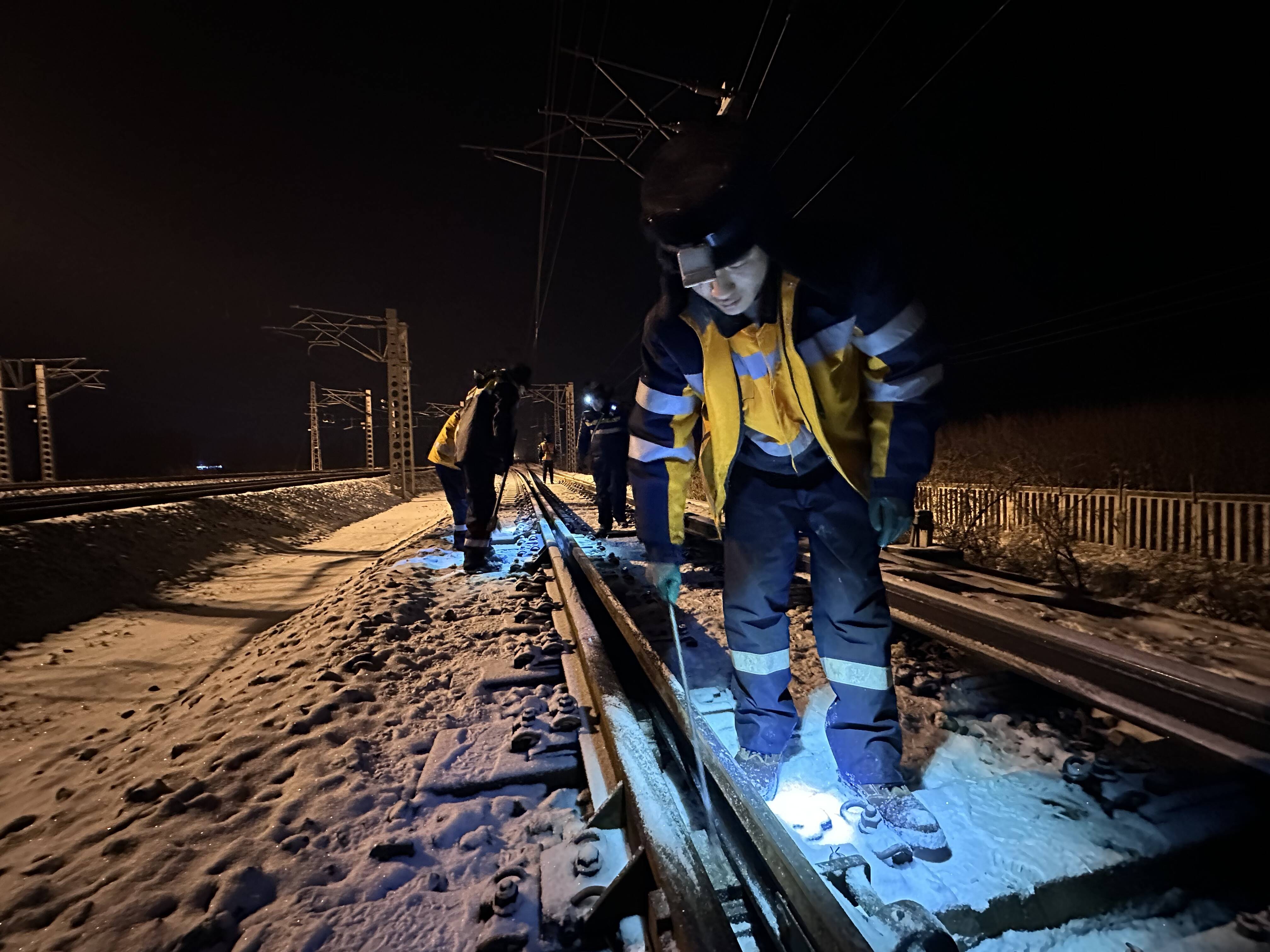 迎战风雪 国铁济南局临沂工务段全力保障铁路线路运输畅通