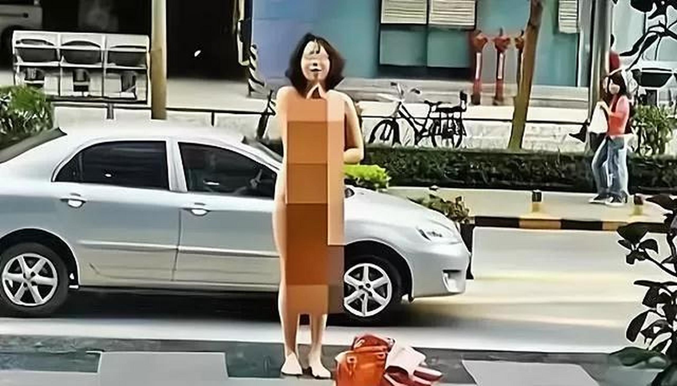 " 一位女子,在公开场合当众脱光衣服,她的哭泣和喊叫声撕扯着每个人的