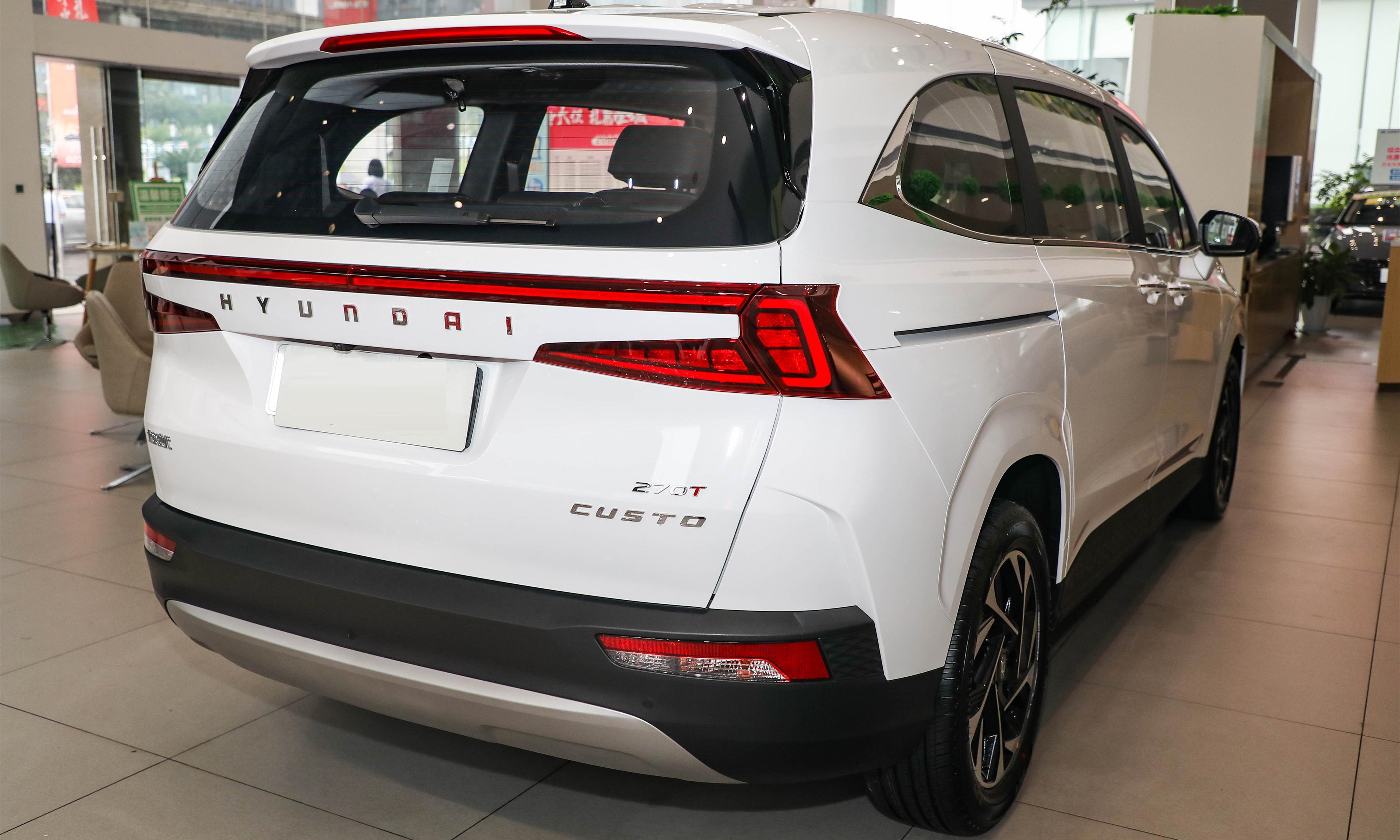 实用的合资7座车,配双电动门,有分段电动天窗,能吃92"粗粮"