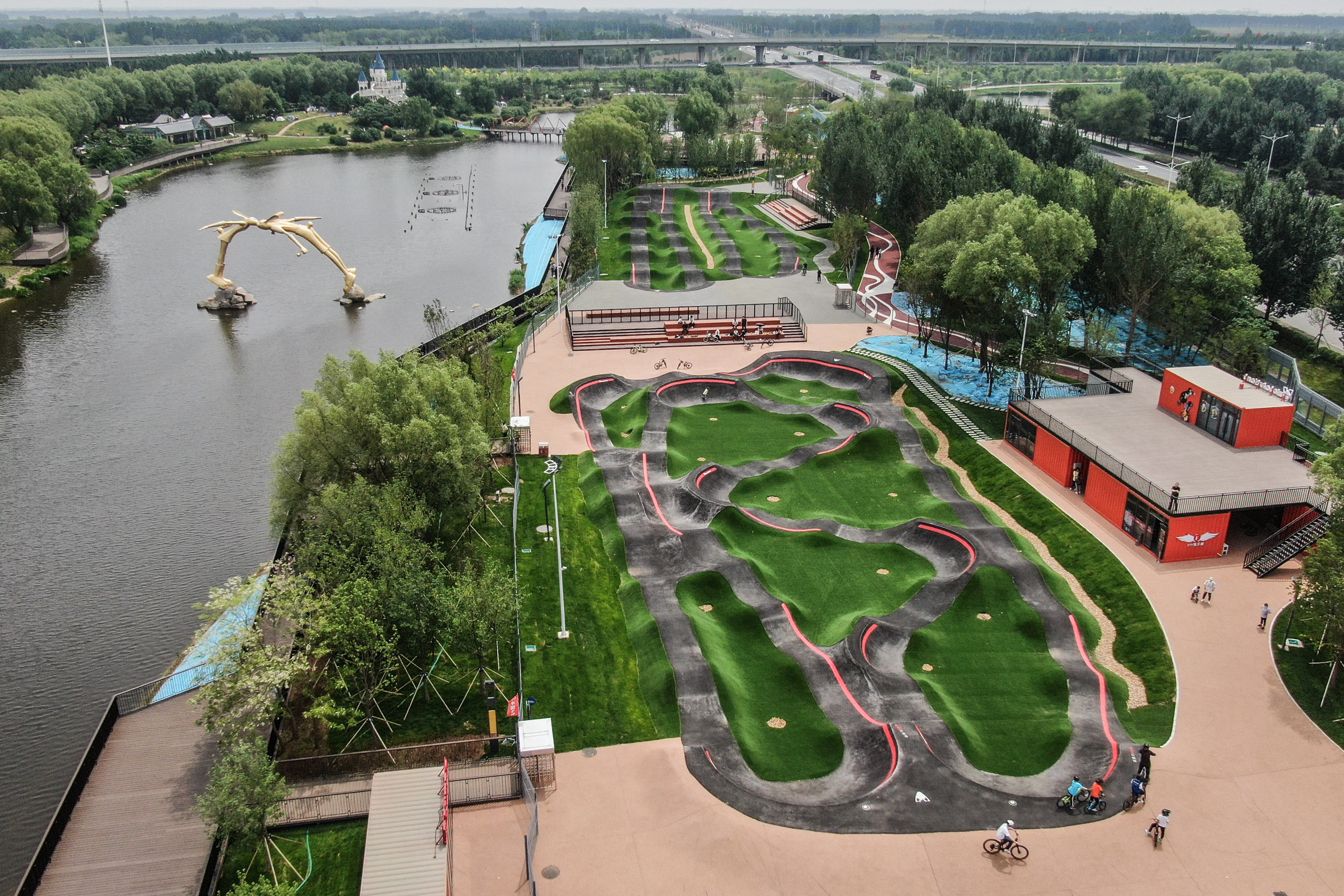 在世界最大泵道公园 感受极限运动魅力