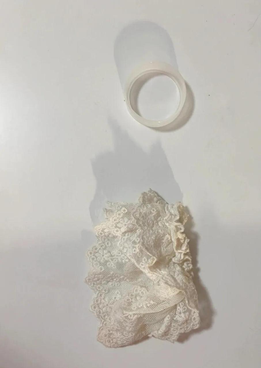 昨天,楼上掉了一条内裤在我的窗户上,我像捧圣旨一样收进屋里,准备