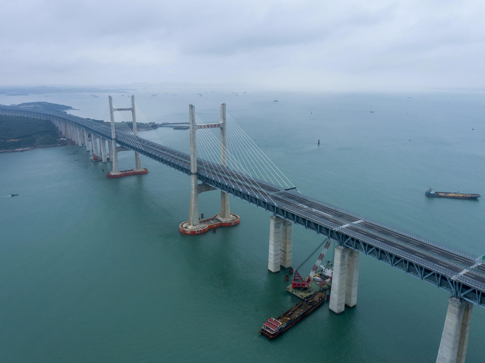 湖北造世界最长公铁两用跨海大桥全面通车