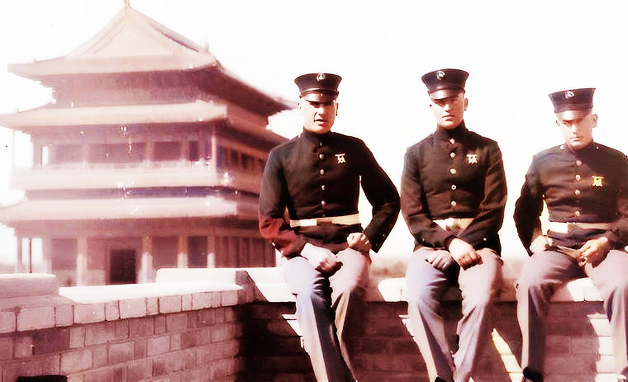 这张老照片拍摄于1900年,当时八国联军攻入北京,慈禧太后火速西逃!