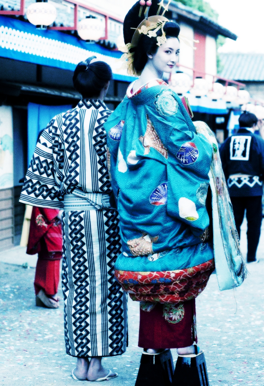 日本花魁,她穿着漂亮的衣服,头发高高的扎起来,穿着高达25公分的木屐