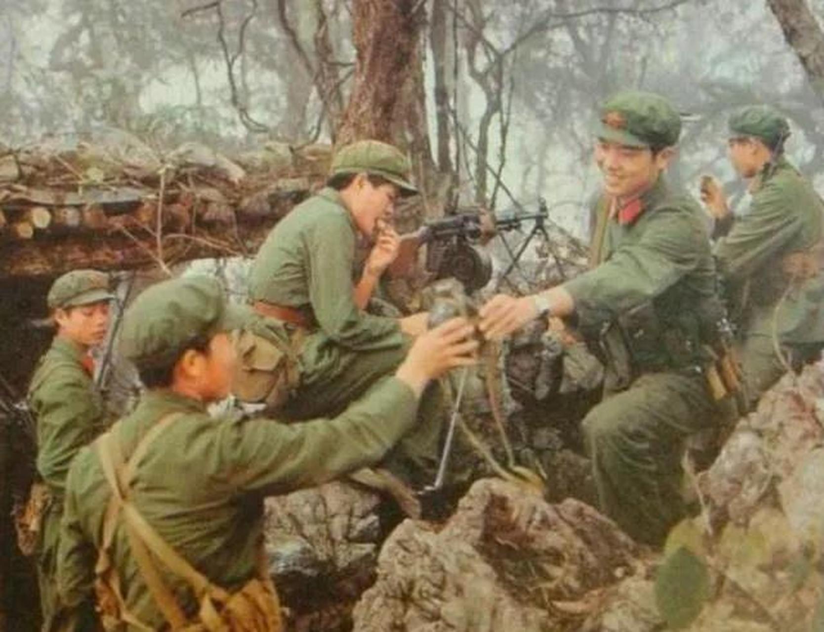 1979年,对越自卫反击战中,一位为国捐躯的战士,画面中的他,安详的躺在