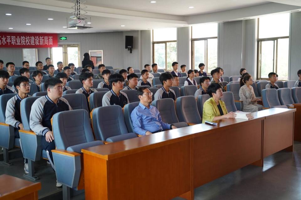 威海市委党史研究院走进威海技师学院开展党的二十大精神主题宣讲