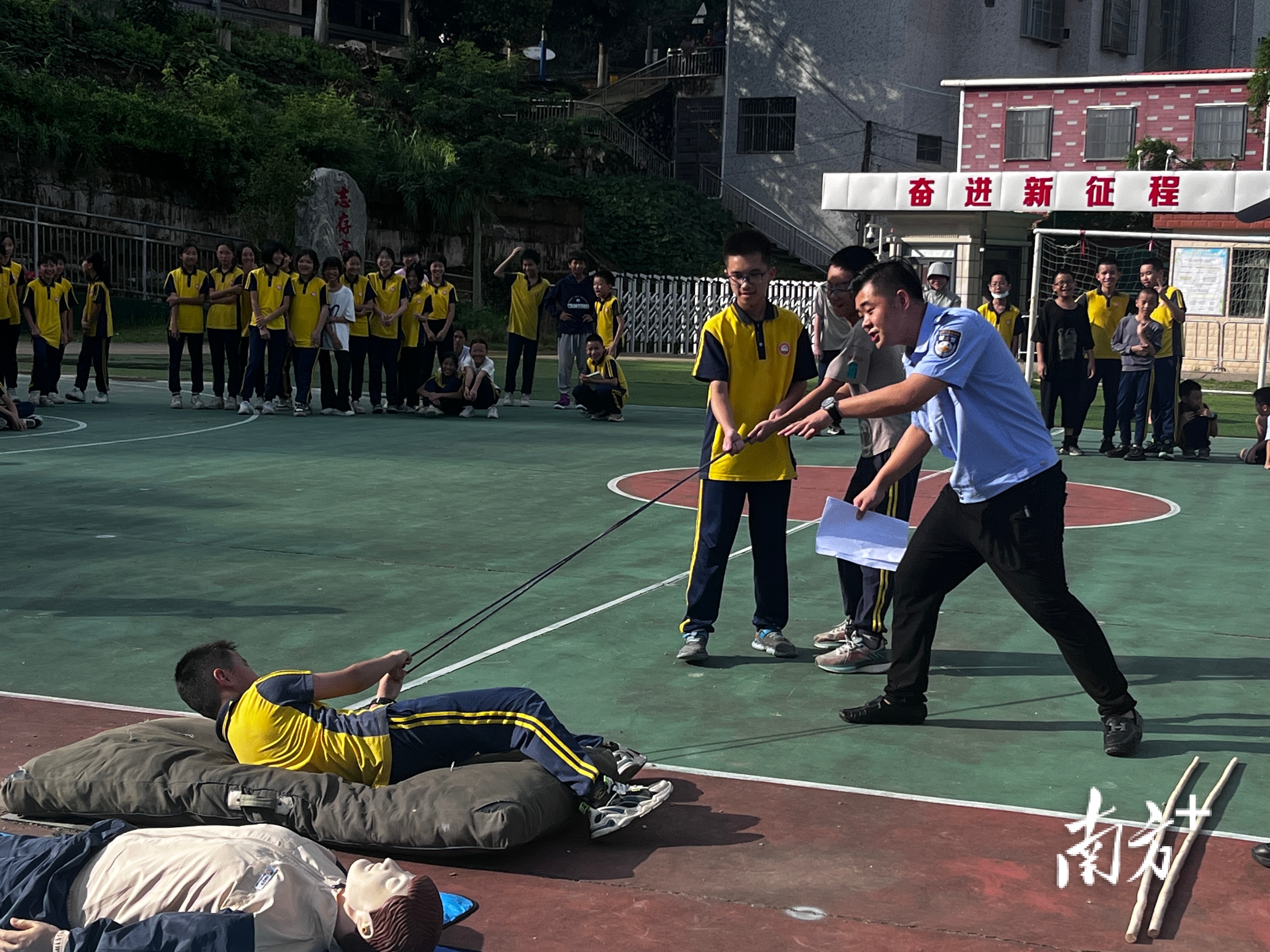 大埔县银江镇举办预防学生溺水应急演练