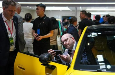 北京车展名场面！老外集体趴窝北京车展：蹲地上量中国底盘 拿放大镜看缝隙
