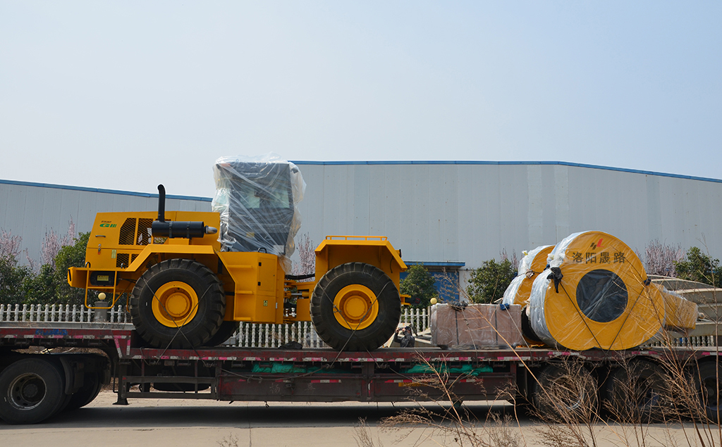 拖式压路机使用说明,拖式羊足碾图片,拖式压实机安装教程