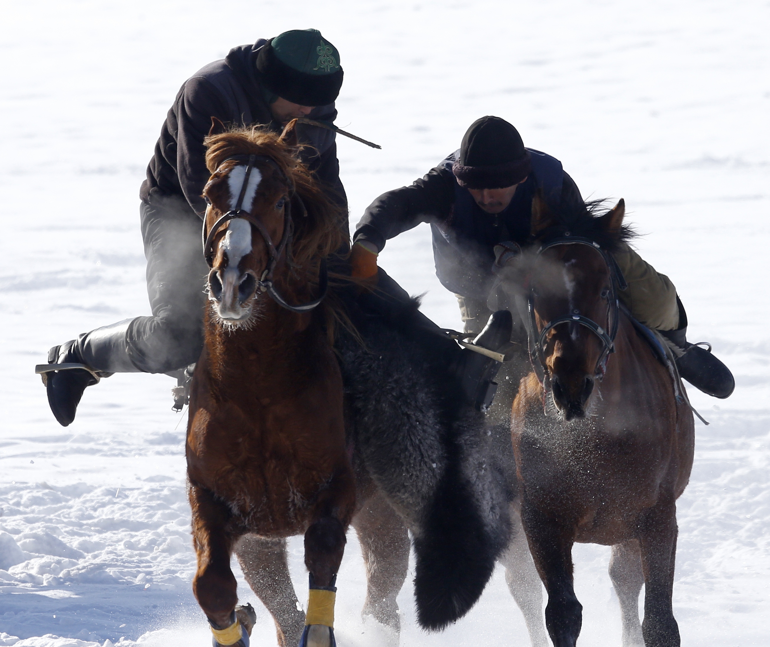 吉尔吉斯斯坦举行"马背叼羊"比赛