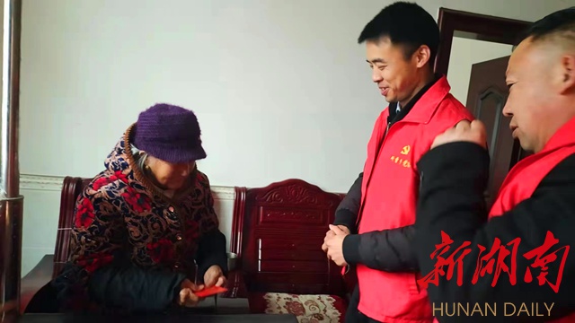 邵东斫曹乡岩泉村给百岁老人拜年