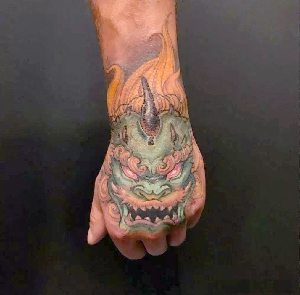 手背上的传统纹身,许多人心存顾虑