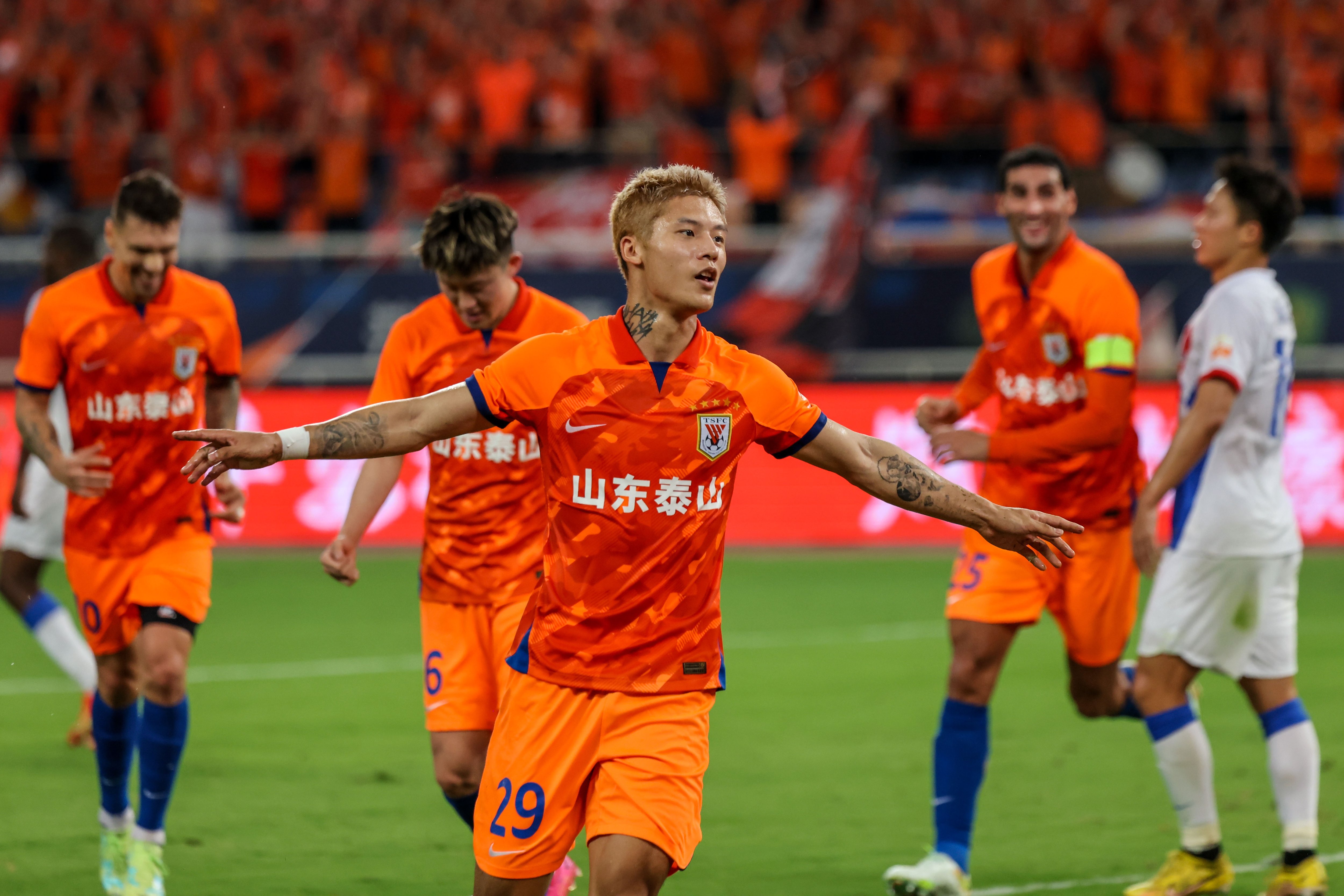 足球——中超:山东泰山胜上海申花