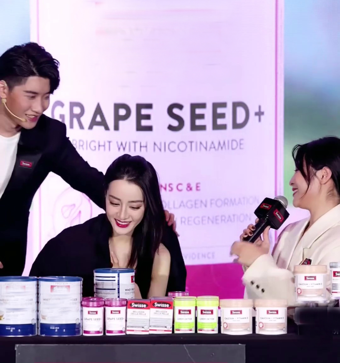 男主持人为热巴披衣服