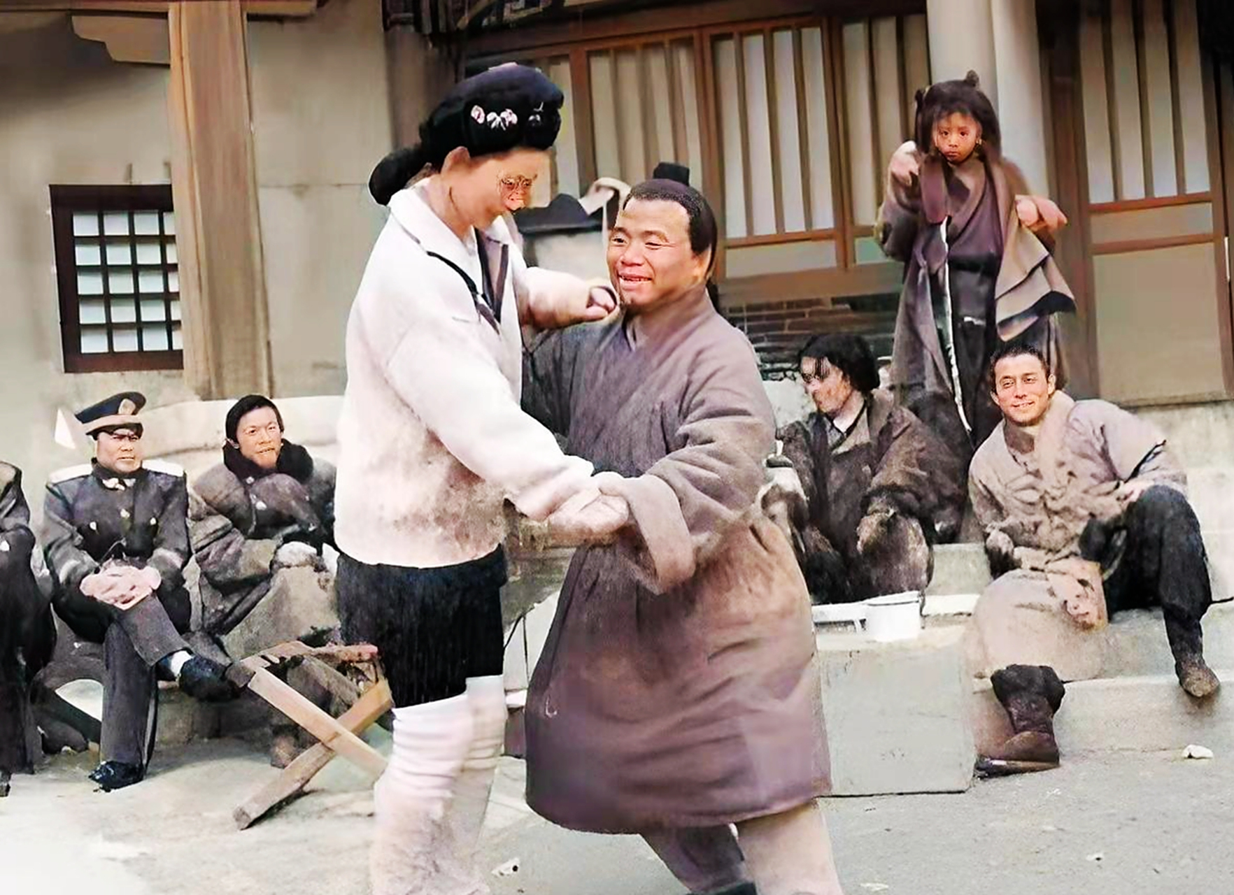 1995年,在拍摄电视剧《水浒传》时,饰演武大郎的宋文华与饰演潘金莲的