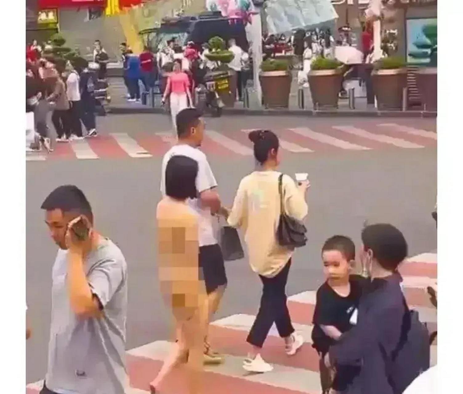 真佩服这个光着身子满大街溜达的女人!