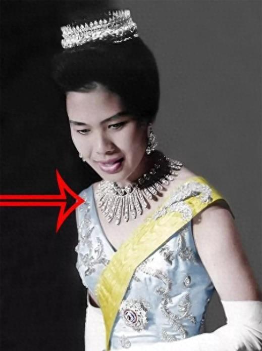 泰国美后诗丽吉一次戴俩王冠,和文莱王后比王冠怕输,戴黄金披肩