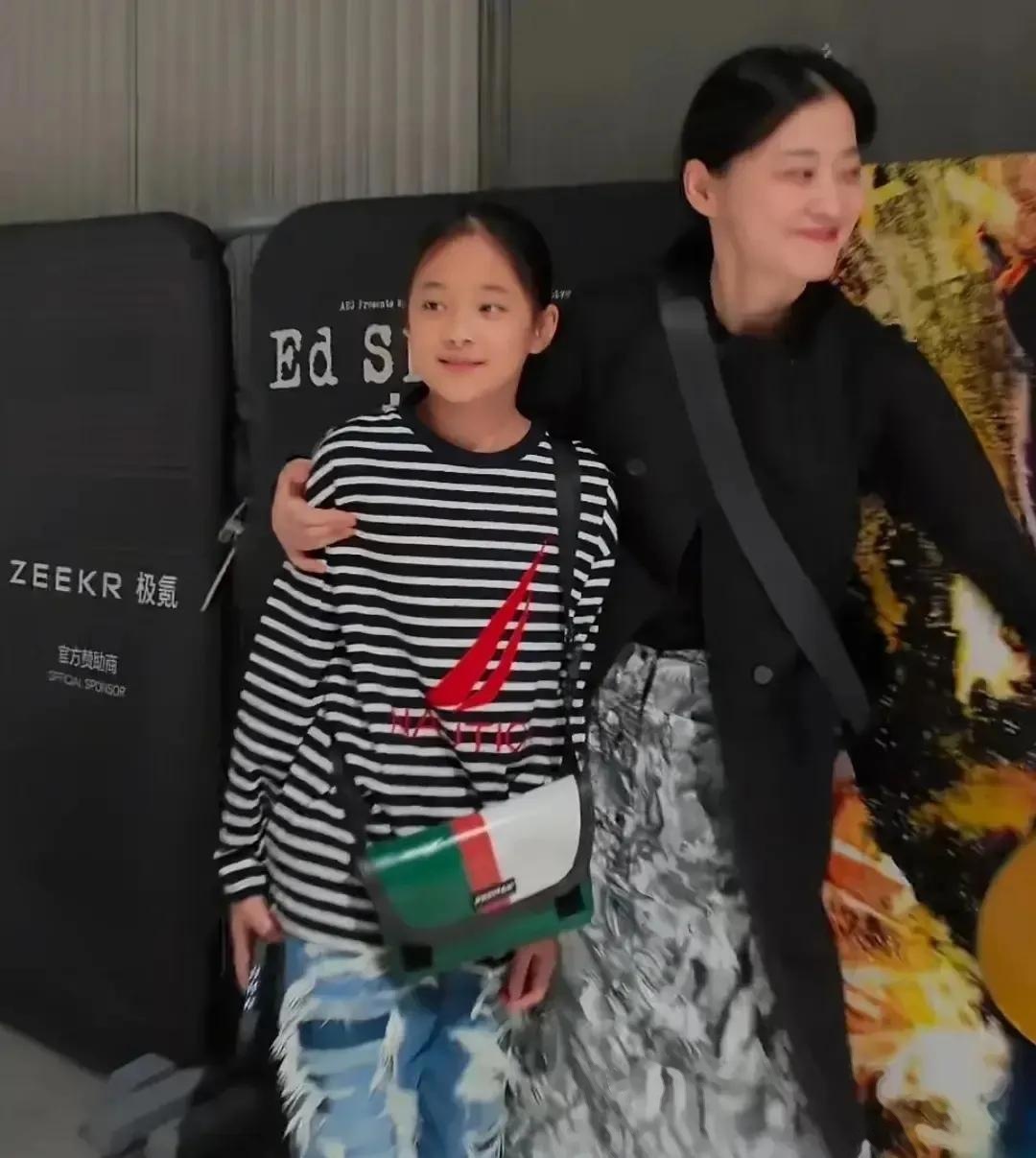 梅婷为儿子追星飞杭州女儿获赠黄老板t恤49岁状态引关注