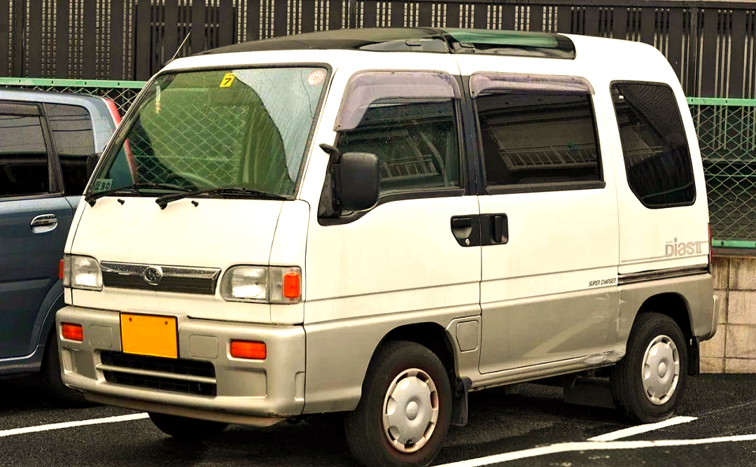 香港车库惊现布满灰尘的面包车,车标独特尾标为斯巴鲁