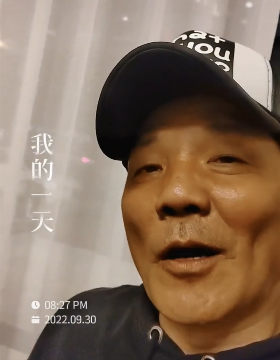 众星为美人鱼馆长庆生!64岁打耳钉生活惬意,长居内地发展事业