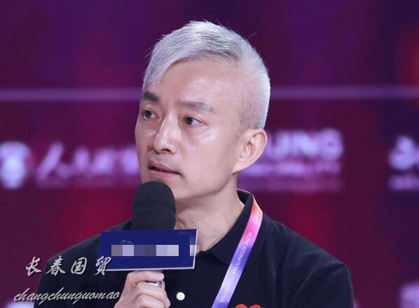 52岁亚宁近照曝光 曾经最帅主持人如今满头白发