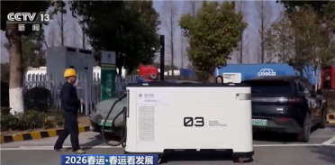 电车返乡不再焦虑！充电机器人送电到车 这届高速服务区太硬核了