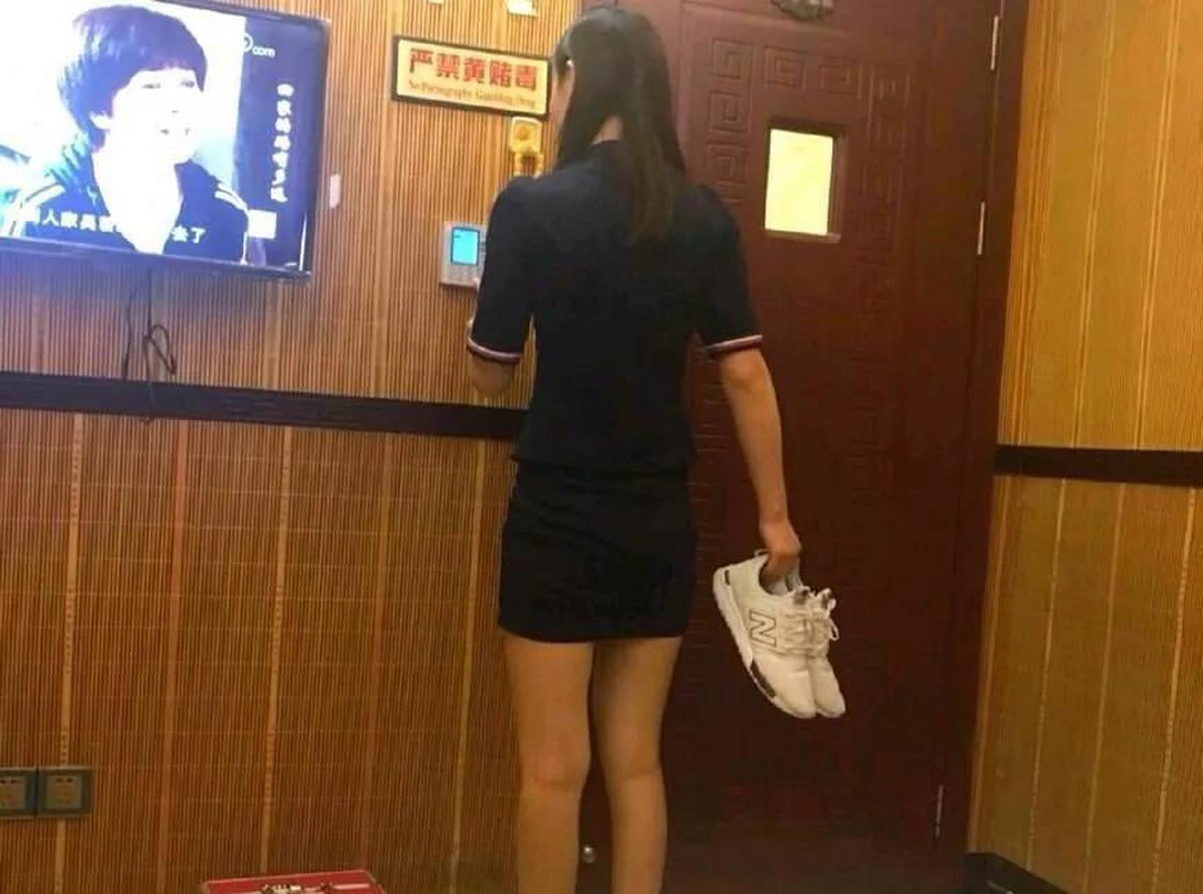 男子去洗浴中心找一个小姐满足自己的需求,出价500元,小姐同意了.