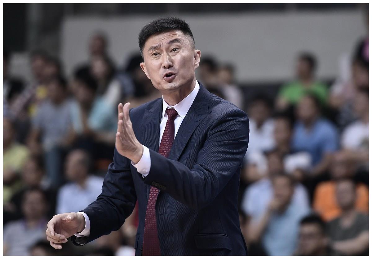 中国男篮两人急需调整,杜峰表明男篮国家队用人思路和未来目标!