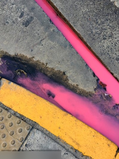 粉红色液体从车辆下方滴落,这通常是防冻液的迹象