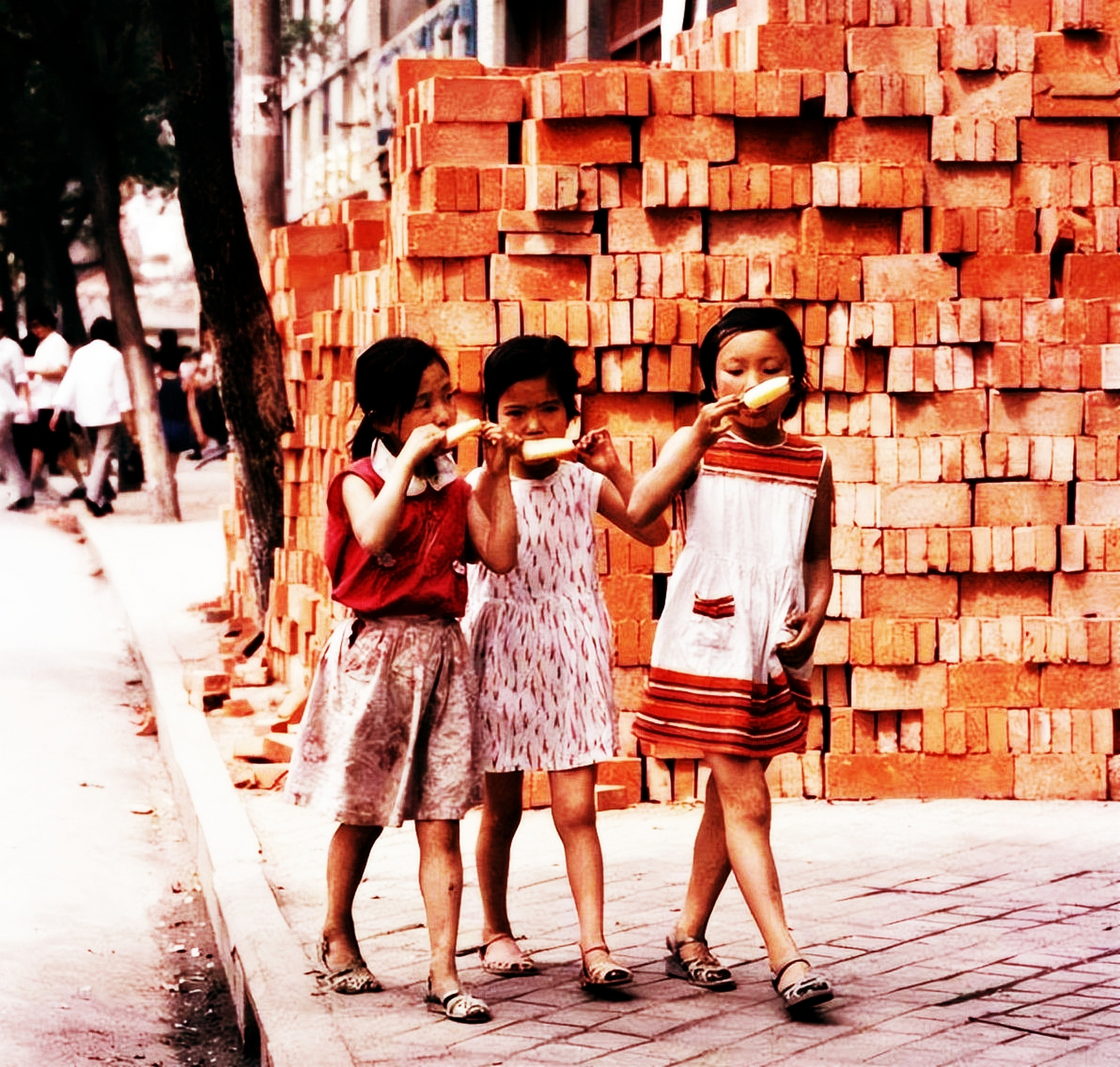 80年代的三个中国小姑娘吃筷子.