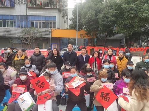 永川区胜利路街道工会联合会新春送福到社区