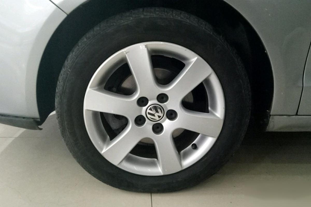 大众polo的原装轮胎规格主要有两种:185/65/14和185/60/15,这些信息