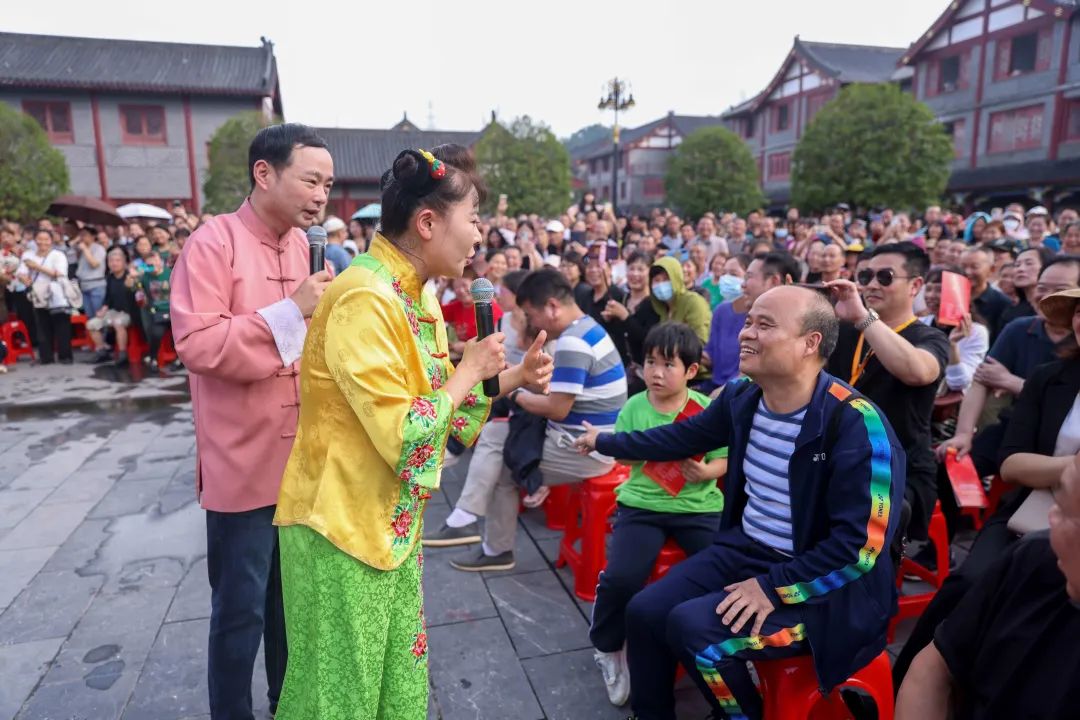 雨過天晴空氣新,桂陽門下歡笑多——