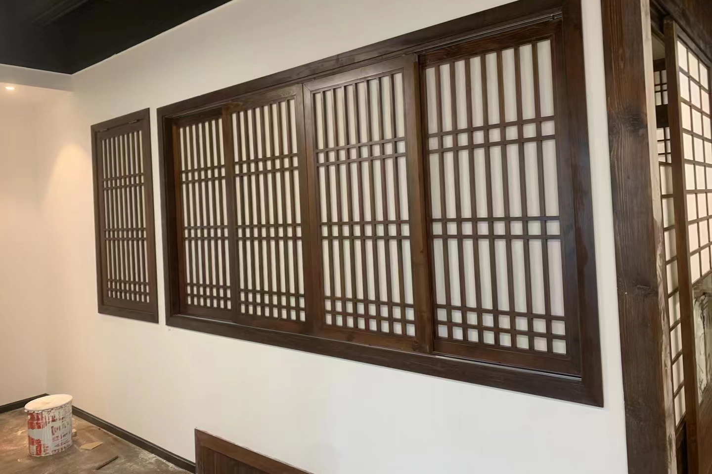 中式花格推拉门窗是融合传统中式建筑风格和现代推拉门窗技术的独特