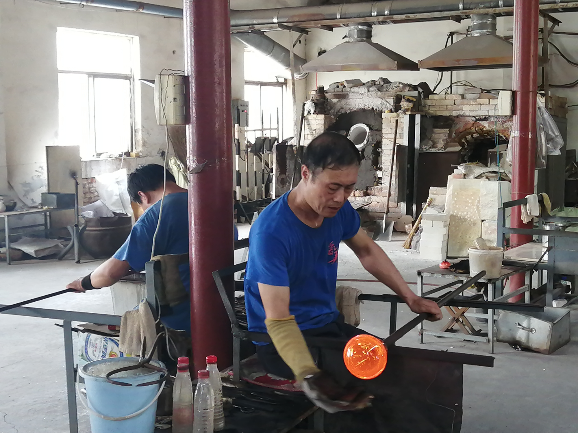 工人在吹塑车间制作琉璃