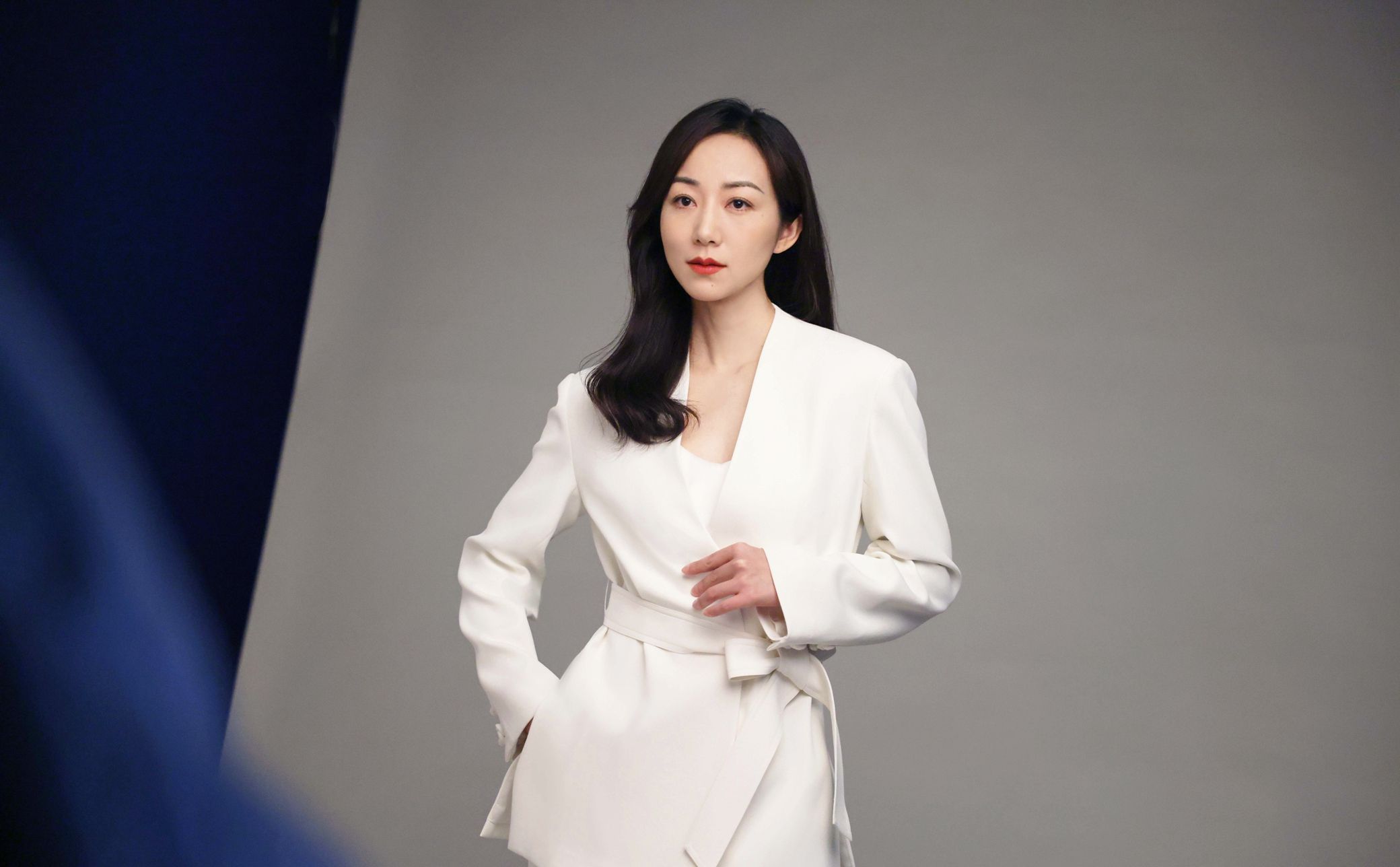 韩雪白色连衣裙优雅时尚写真