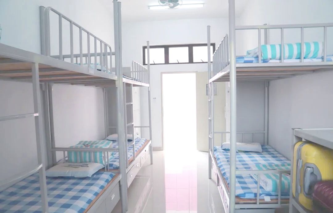 滑动查看更多东校区宿舍照片,感受这里的温馨与宁静