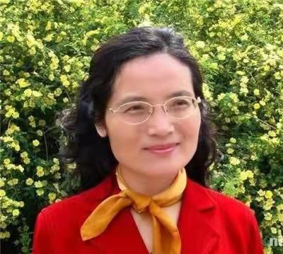 武大教授丁俊萍课堂上和学生们一起唱《歌唱祖国》,信仰和情怀让理论