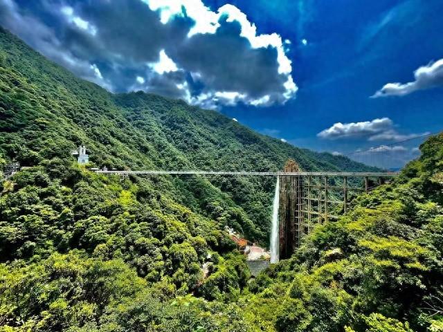 站在南丹山玻璃桥犹如踩空在空中让你仿佛行走在云端