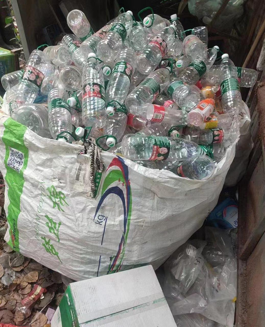如今钱真难赚啊,一下午捡了那么大一袋子塑料瓶,才十块钱