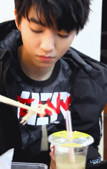 王俊凯干饭合集 看帅哥干饭真幸福