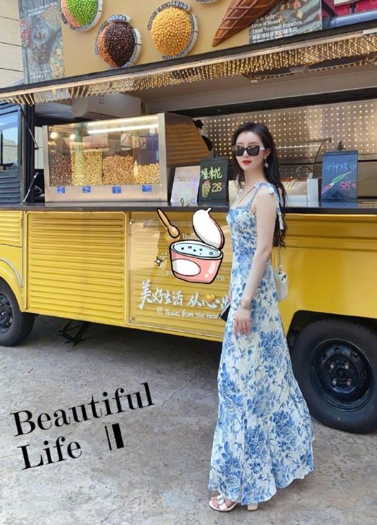 舒畅现身三亚度假,穿吊带长裙身材抢镜,无戏可拍仍活得潇洒