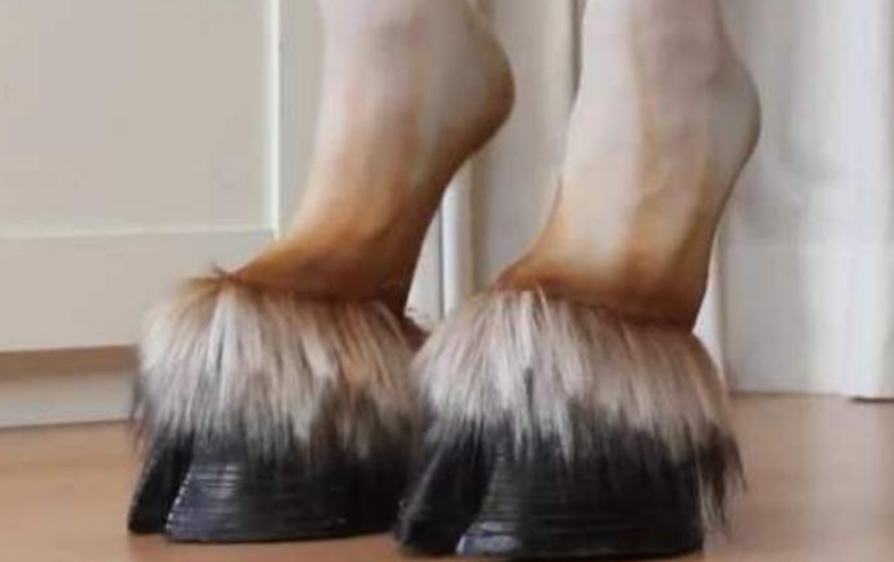 越来越看不懂时尚了,国外女性流行马蹄鞋,走起路来好尴尬