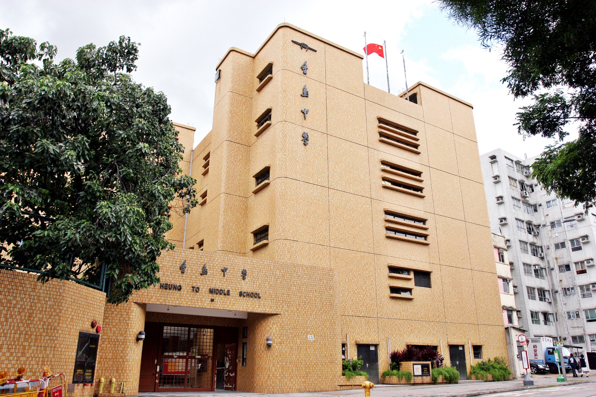 香港教师未禁学生奏乱港歌曲不获续约 校方:我们是爱国学校
