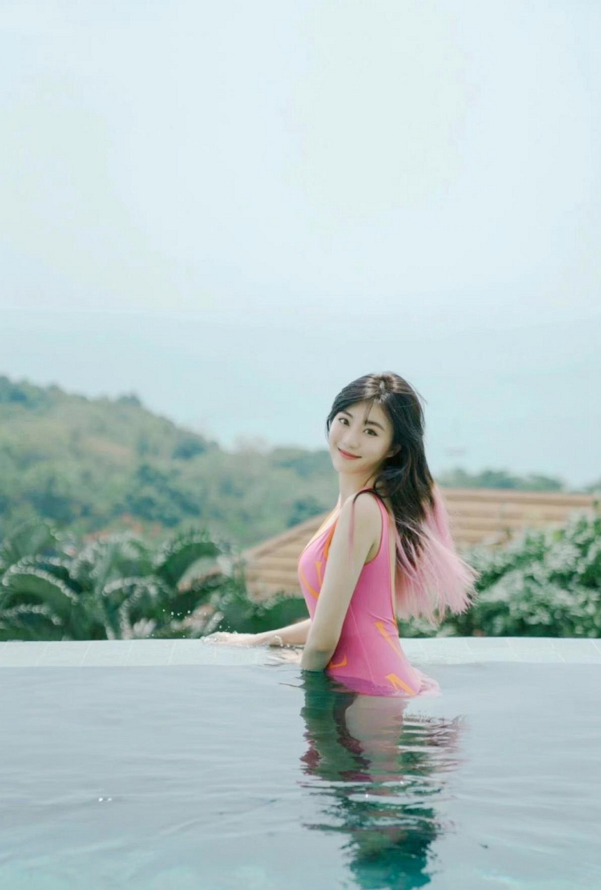 牟星泳装,这还是特种兵里的拼命三娘吗?这身材也是杠杠滴,嗷嗷乱杀.