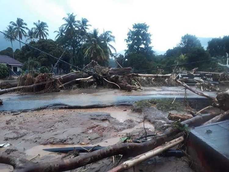 马来西亚洪水爆发造成三人死亡,尸身挂在香蕉树